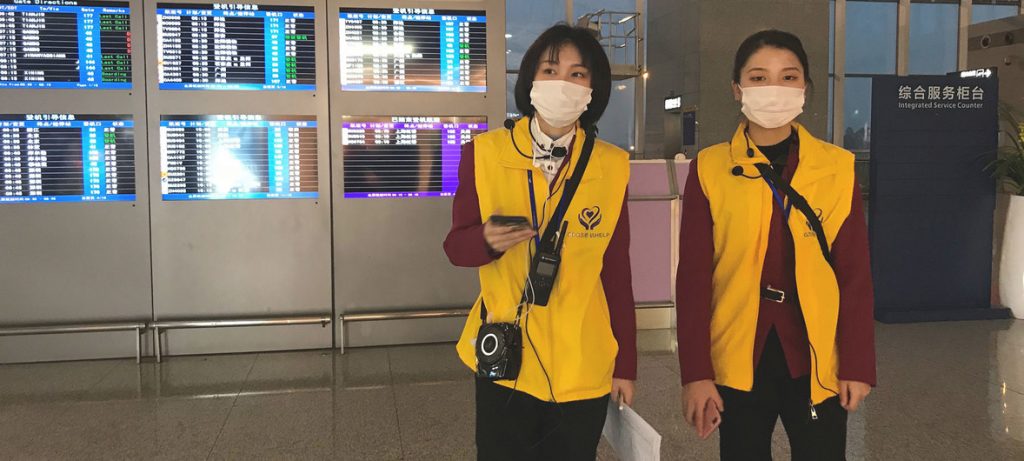 Trabajadoras del aeropuerto de Chengdu en China se protegen del coronavirus con tapabocas.